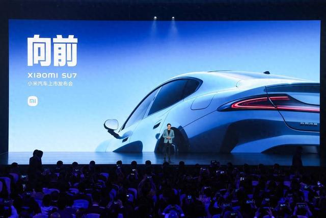 小米SU7正式发布!售价21.59万元起,共9款颜色!蔚小理董事长亮相发布会,雷军感谢:他们让我少踩了很多坑