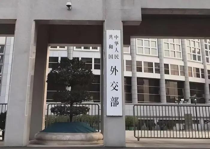 外交部发言人就伊朗对以色列领土发动军事打击答记者问