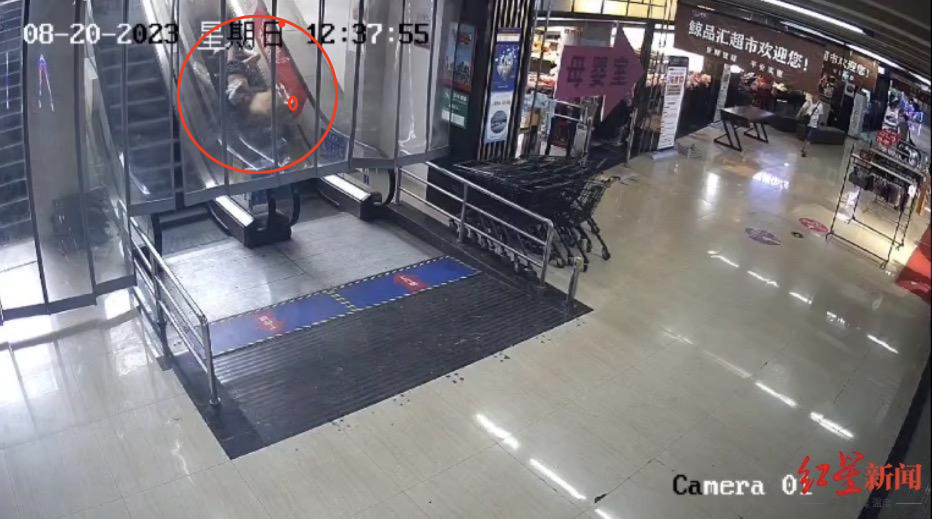 7旬老人在超市扶梯摔倒当晚脑出血离世，家属要求赔偿被法院驳回