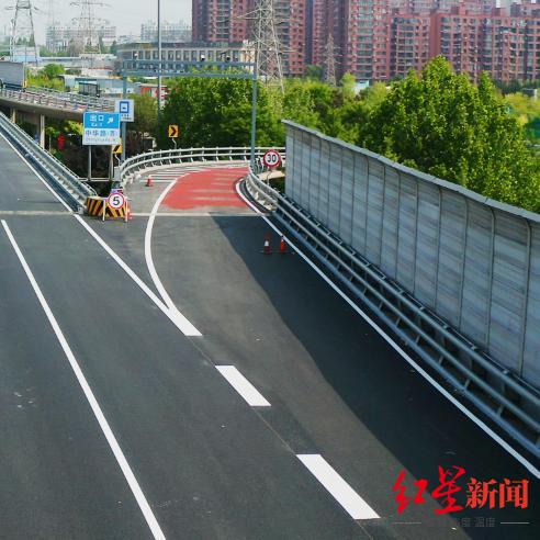 大连一道路通车首日现交通事故！当地回应“豆腐渣”工程质疑：新铺路面有颗粒脱落很正常