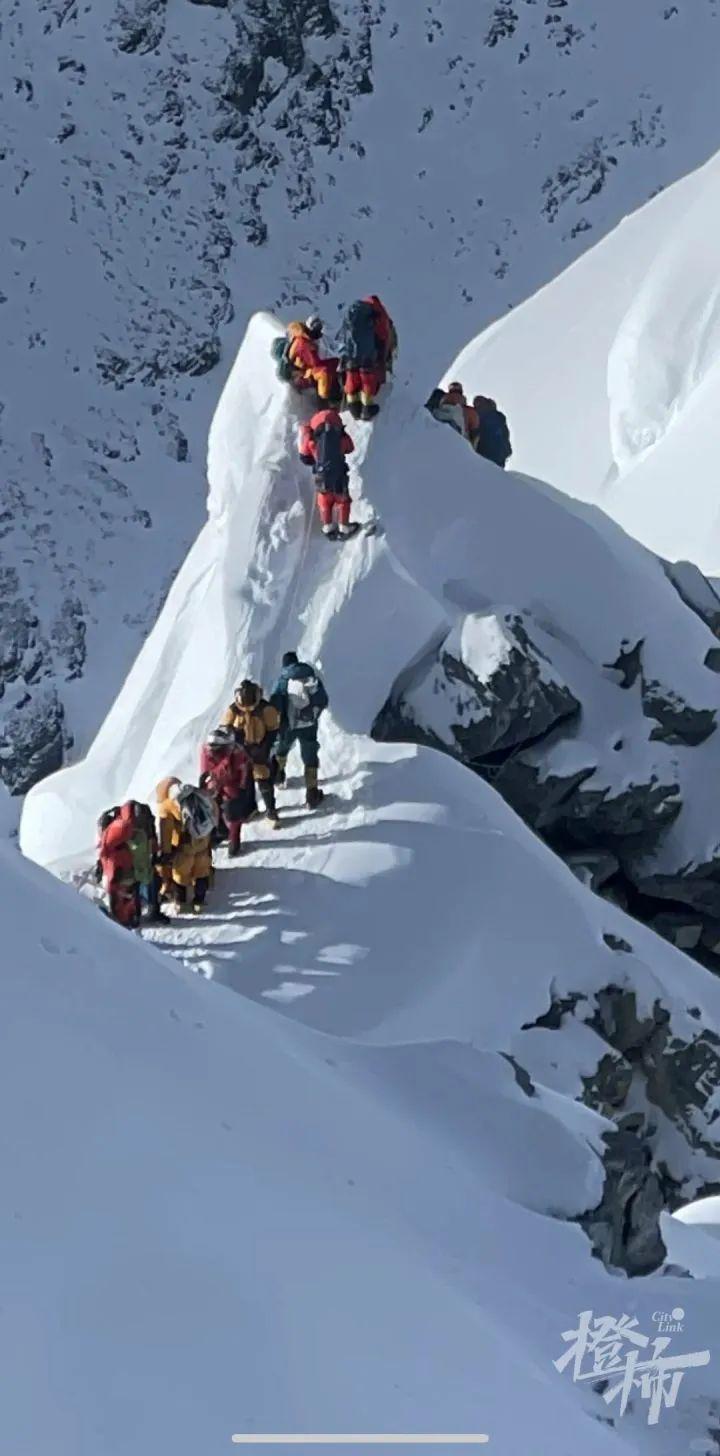 珠峰拥堵又出事，5人坠崖2人没爬上来！亲历者：脚下的雪突然塌陷……