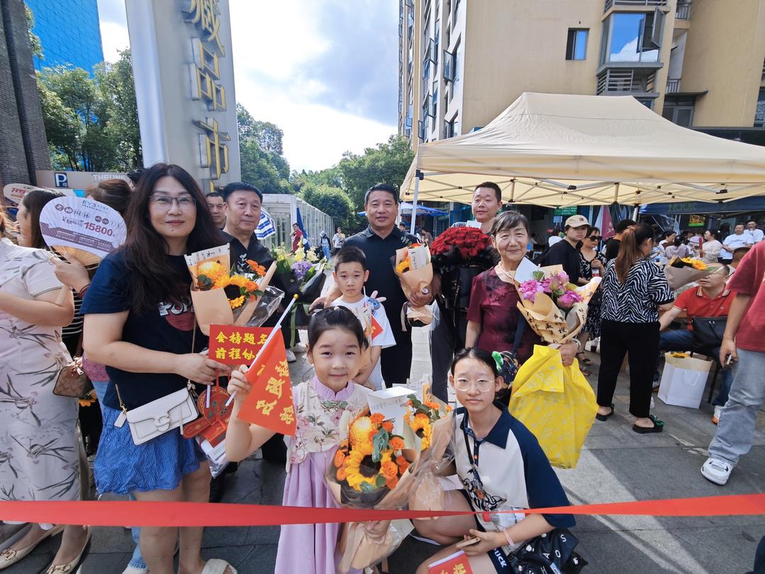 高考落幕！考场外的仪式感：妈妈捧养乐多花束迎接女儿出考场